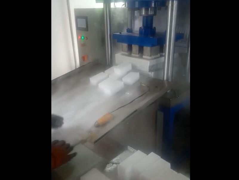 1kg干冰壓塊生產現(xiàn)場